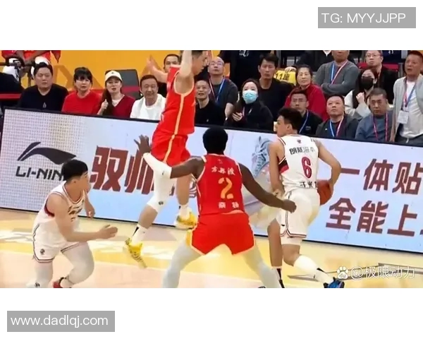 CBA焦点对决广州队迎战广东队全力争胜展现篮球魅力